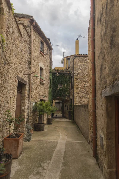 スペインのカタロニア地方の狭い通りの垂直ショット — ストック写真
