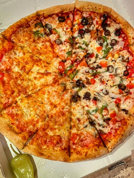 Uma Vista Superior Pizza Mista Fatiada — Fotografia de Stock