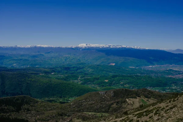 青い空に対する山々の美しい風景 — ストック写真