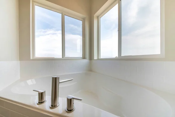 Diseño Interior Baño Minimalista Color Blanco Con Bañera Ventanas — Foto de Stock
