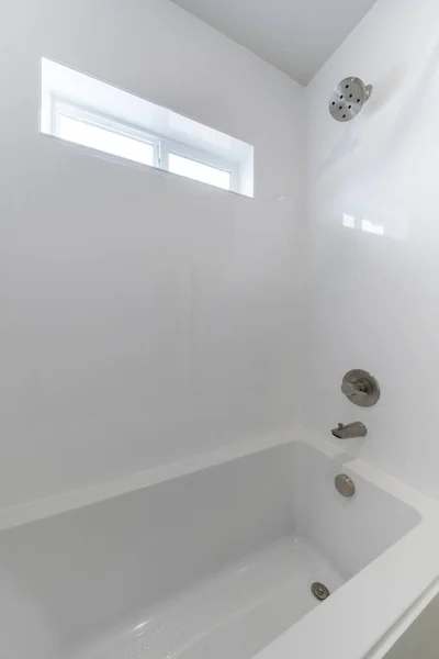 带有浴缸和小窗的白色简约的浴室室内设计 — 图库照片