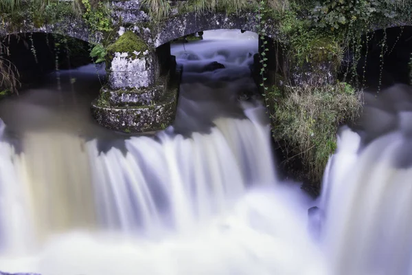 Una Cascada Con Efecto Seda Través Los Antiguos Arcos Musgosos — Foto de Stock