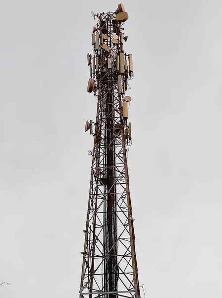 Een Mobiele Telefoon Toren Tegen Grijze Lucht — Stockfoto