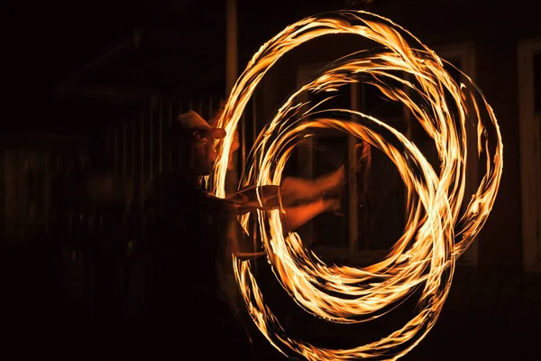 Die Sich Drehende Feuertänzerin Führt Einen Brennenden Feuer Poi Tanz — Stockfoto