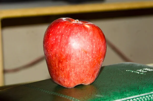 Primer Plano Una Manzana Roja —  Fotos de Stock