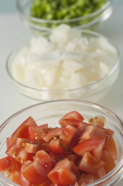 Ein Vertikaler Schuss Einer Schüssel Mit Geschnittenen Tomaten Und Paprika — Stockfoto