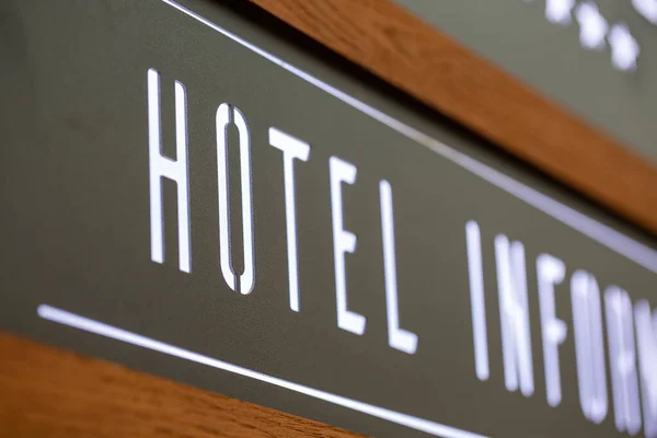 Skylt Mot Hotellets Informationsdisk — Stockfoto