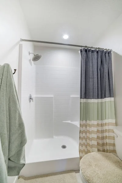 Minimalistyczny Wystrój Wnętrz Łazienki Kabiną Prysznicową Zasłoną Pastelowych Kolorach — Zdjęcie stockowe