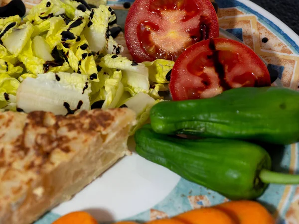 Petit Déjeuner Savoureux Composé Casserole Salade Chou Tomates Poivrons Verts — Photo
