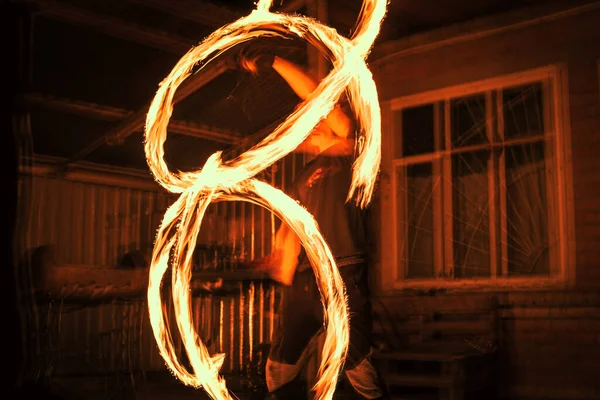 Dançarina Fogo Girando Executando Queima Fogo Poi Dança — Fotografia de Stock