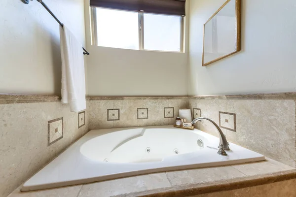 Diseño Interior Baño Lujo Con Azulejos Marrones Mármol Una Bañera —  Fotos de Stock