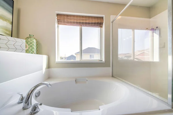 Minimalistic Bathroom Interior Design White Color Window — Zdjęcie stockowe