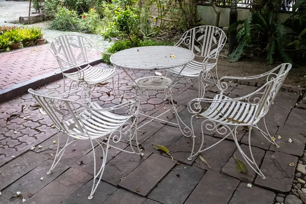 White Table Chairsin Backyard — Φωτογραφία Αρχείου