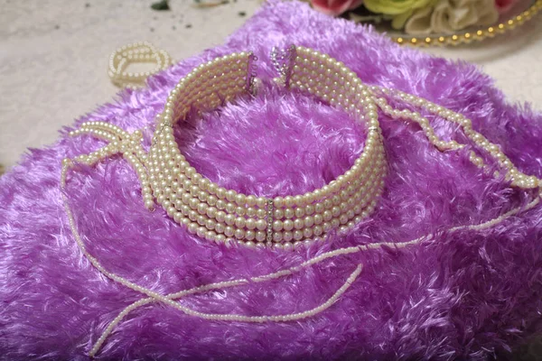 Brides Necklace Earrings Pink Pillow She Wears Comes Out Meet — Φωτογραφία Αρχείου