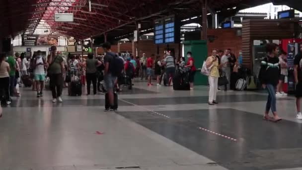 Tömegek Két Fiatal Srác Sétál Vasútállomáson Bukarestben — Stock videók