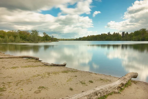 Krajina Jezera Obklopeného Zelení Pod Modrou Zataženou Oblohou Venkově — Stock fotografie