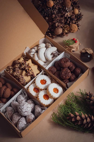 상자에 신선하게 맛있고 크리스마스 쿠키를 클로즈업 — 스톡 사진