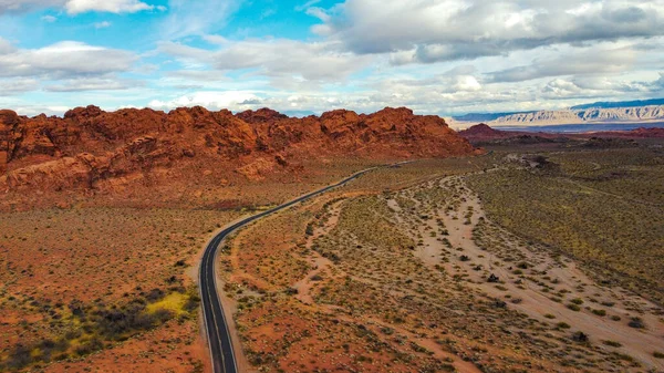 Vue Aérienne Une Route Isolée Traversant Vallée Feu Nevada — Photo