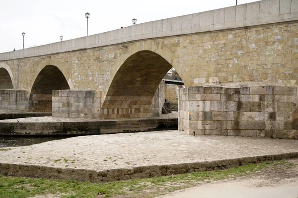 Close Uma Ponte Pedra Velha Regensburg — Fotografia de Stock