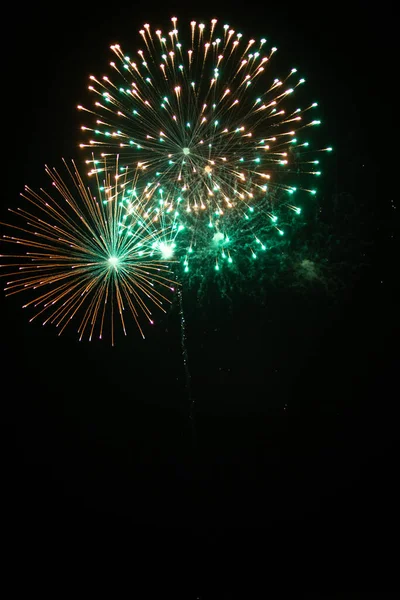Uma Bela Vista Dos Fogos Artifício Coloridos Explodindo Céu Noturno — Fotografia de Stock