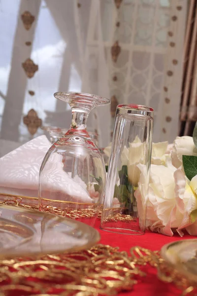 Hochzeitsdekoration Auf Dem Dekorierten Tisch Tellern Kissen Und Attraktiven Gläsern — Stockfoto