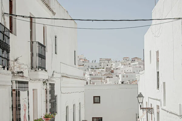 Een Prachtig Uitzicht Korte Witte Gebouwen Onder Een Helderblauwe Hemel — Stockfoto