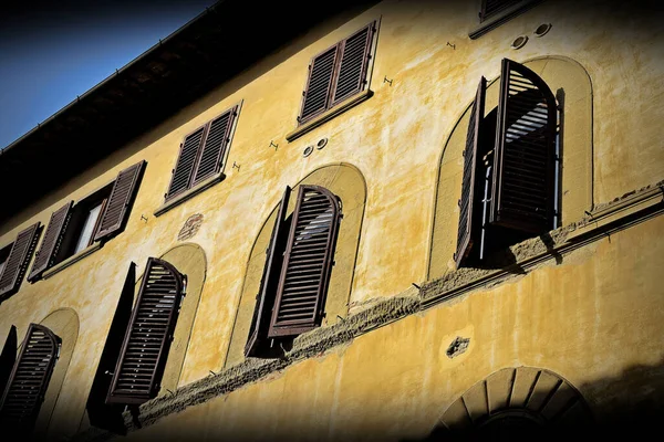 Florence Italy Feb 2016 Ξύλινα Παράθυρα Ελαφρώς Ανοιχτά Στην Πρόσοψη — Φωτογραφία Αρχείου
