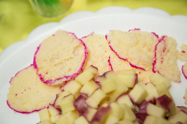 Primo Piano Fette Pane Formaggio Piatto Bianco — Foto Stock