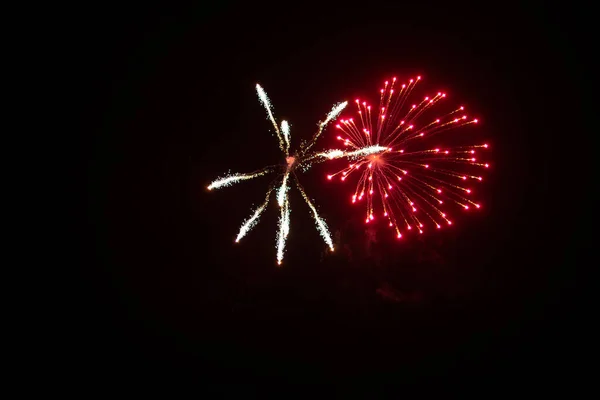 Una Hermosa Vista Los Fuegos Artificiales Colores Que Explotan Cielo —  Fotos de Stock