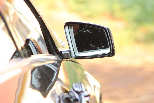 Auto Zijspiegel Met Wazige Achtergrond Dan Groene Natuur Met Ruimte — Stockfoto