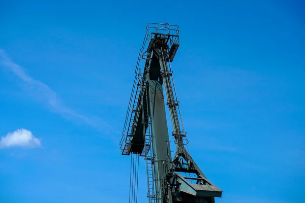 Tir Angle Bas Une Grue Dans Port — Photo