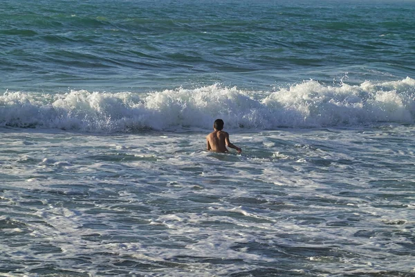 Zadní Pohled Mladého Muže Plavajícího Moři Vlnami Šplouchajícími — Stock fotografie