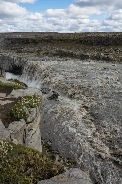 冰岛东北部强大的瀑布起义 — 图库照片