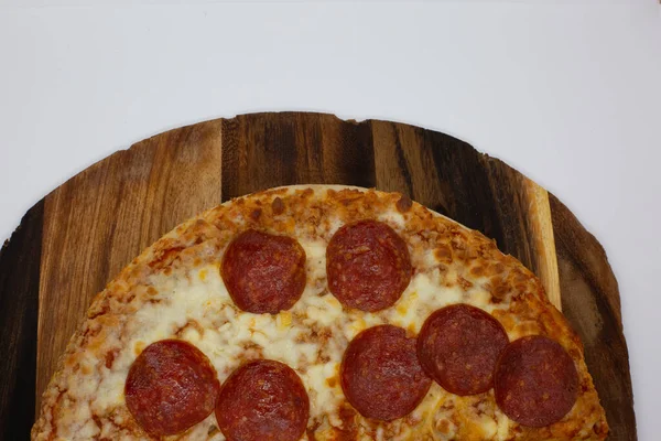 Närbild Bit Den Läckra Cheesy Pepperoni Pizza Trä Skärbräda — Stockfoto