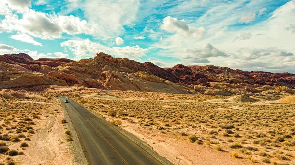 Одна Машина Одинокая Дорога Через Долину Огня Неваде — стоковое фото