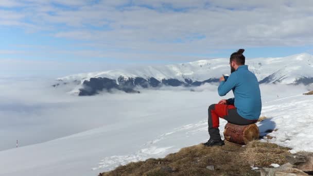 Manlig Vandrare Sitter Stock Ett Berg Täckt Snö Och Dimma — Stockvideo