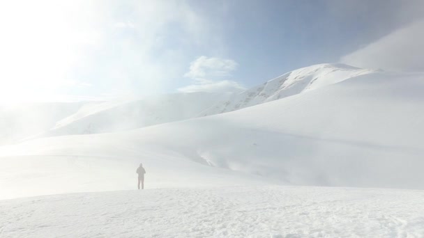 Man Een Besneeuwde Bergen — Stockvideo