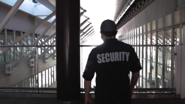 Ein Mann Sicherheitsuniform — Stockvideo