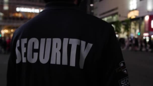 Egy Biztonsági Egyenruhás Férfi — Stock videók