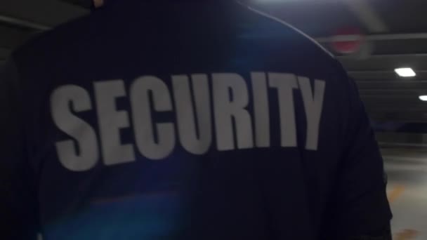Ein Mann Sicherheitsuniform — Stockvideo