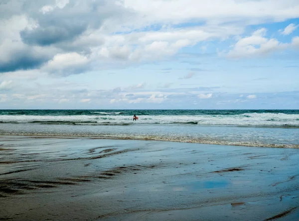 Zbliżenie Surfera Wchodzącego Morza Plaży Sopelana Hiszpanii Pochmurny Dzień — Zdjęcie stockowe