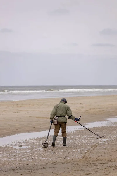 Bergen Aan Zee Hollandia Ápr 2021 Fémdetektorral Felszerelt Strandoló Aki — Stock Fotó