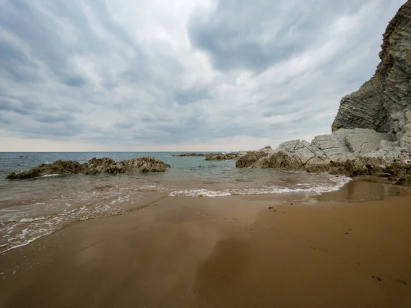 Una Vista Impresionante Una Playa Arena Acantilados Rocosos Bajo Cielo — Foto de Stock