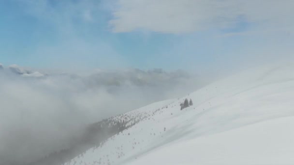 Karla Kaplı Dağları Olan Güzel Bir Manzara — Stok video