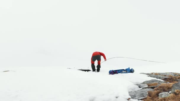 Time Lapse Person Putting Tent Iezer Mountains Covered Snow Shot — Stock videók