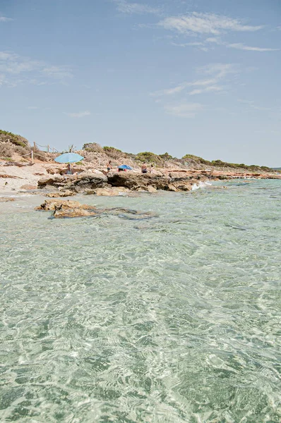 塞纳特拉 Spain 2020年8月6日 伊比萨省福门特拉惊人的清澈海滩 — 图库照片