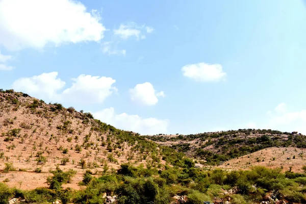 Güneşli Bir Günde Dağlık Bir Arazinin Yakın Çekim Görüntüsü — Stok fotoğraf