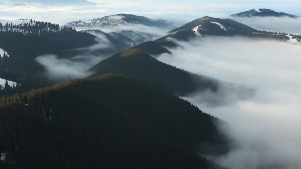 Hermoso Paisaje Con Una Niebla Las Montañas — Vídeo de stock