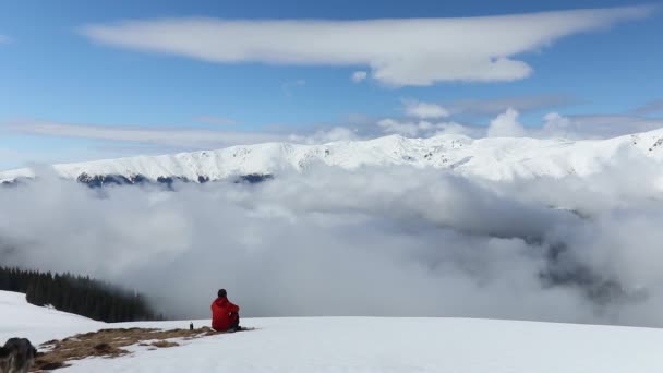 Mountaineer Enjoying Harmonious Scene Snowy Mountains Covered Fog — Video