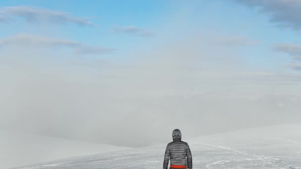 Baksidan Manlig Vandrare Som Vandrar Snötäckta Bergssluttningar — Stockvideo